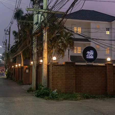 Mini-Me Hubs, Charm Suites & Pool In Old City 清邁 外观 照片