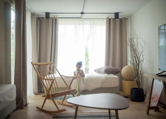 Mini-Me Hubs, Charm Suites & Pool In Old City