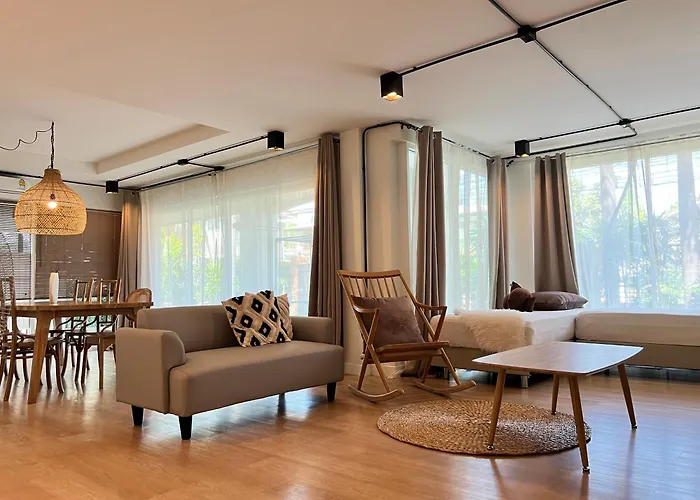 Mini-Me Hubs, Charm Suites & Pool In Old City